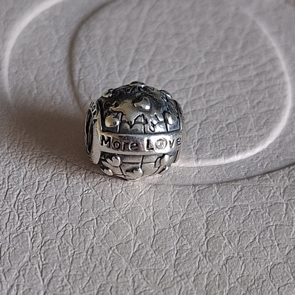 Pandora 2018 Club Charm with Diamond - Picture 2 of 11